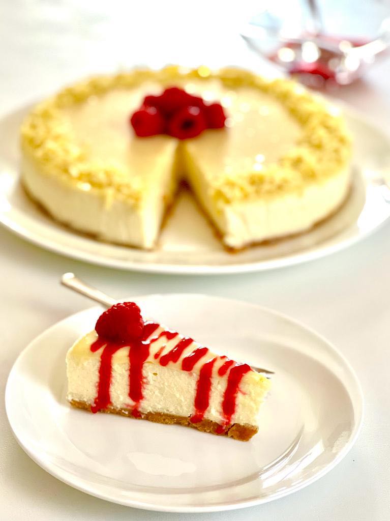 CHEESECAKE AL CIOCCOLATO BIANCO CON COULIS DI LAMPONI