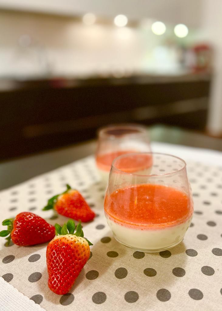 PANNA COTTA CON SALSA DI FRAGOLE