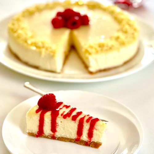 CHEESECAKE AL CIOCCOLATO BIANCO CON COULIS DI LAMPONI